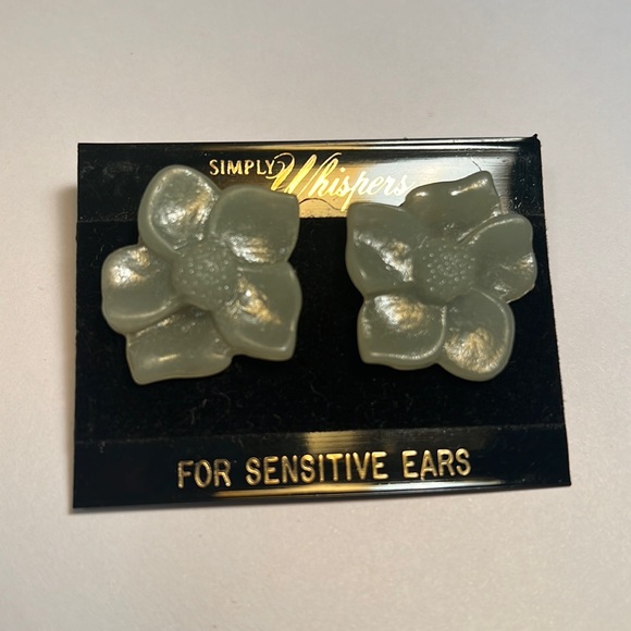 Vintage Flower Earrings - Picture 2 of 3